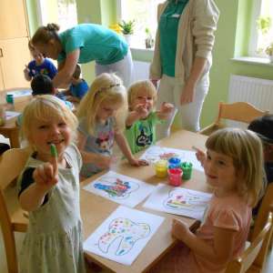 Die Zahnärztin Frau Kircheis kommt uns oft besuchen und bringt dann tolle Sachen mit. Heute haben wir mit Fingermalfarbe einen Zahn bunt getupft.