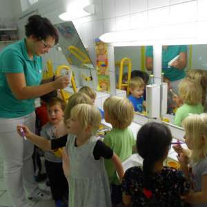 Heute war die Zahnärztin Frau Kircheis wieder bei uns. Wir haben mit Alfred im Bad das richtige Zähne putzen geübt.