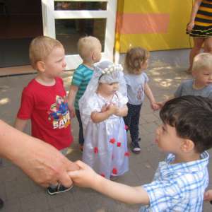 Emely und ihre Freunde singen und tanzen zum Märchen Dornröschen.