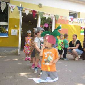 Mein Freund Lennard war eine kleine Rübe. Wir haben versucht ihn aus der Erde zu ziehen.