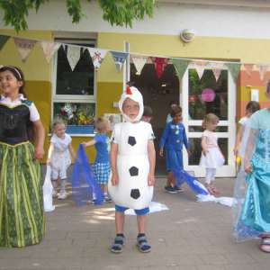 Die Käferkinder tanzten mit Anna, Elsa und Olaf. 