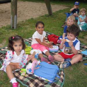 Wir machten ein Picknick auf dem Hof.