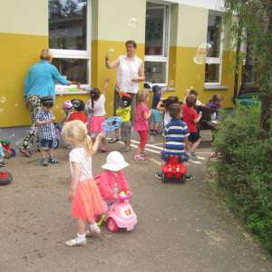 Zum Kindertag war bei uns richtig was los. Wir durften von zu Hause unser Lieblingsfahrzeug mitbringen. Über die Rollerbahn sausten wir dann so schnell wie der Wind. 